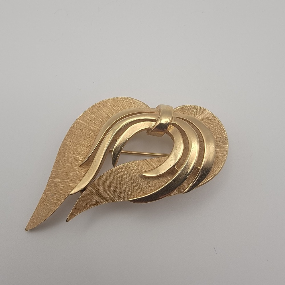 Vintage Trifari Gold Tone Textured Ribbon‎ Bow Wings Brooch Pin 1960s 1970s